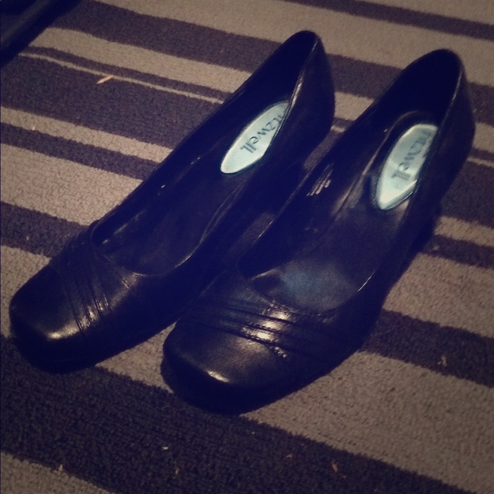 Black Pumps
